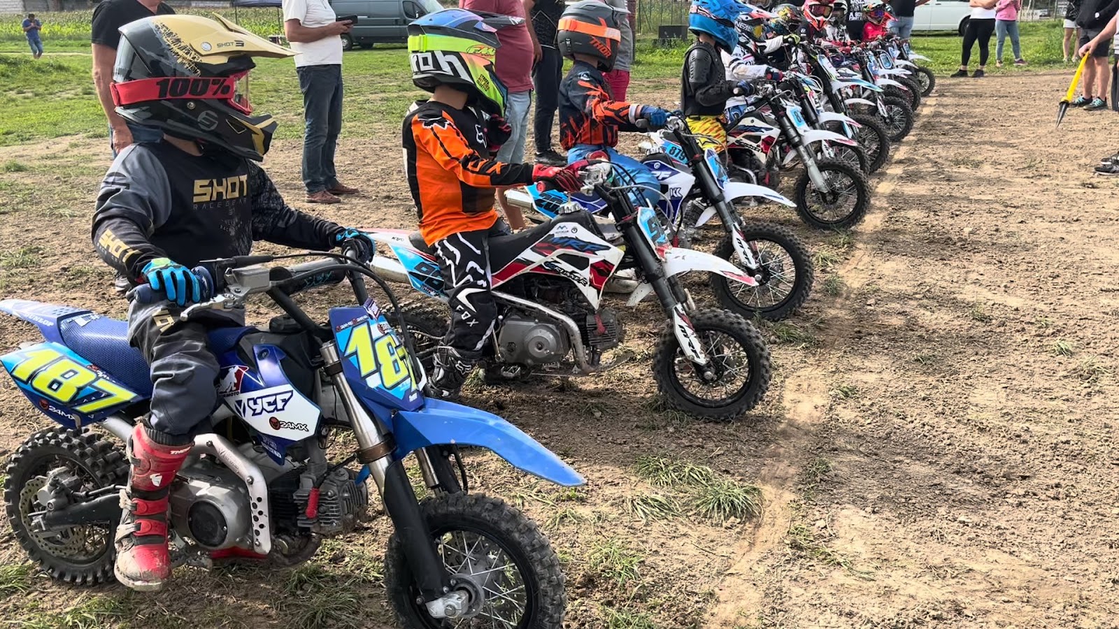 Młodzi zawodnicy na pit bike