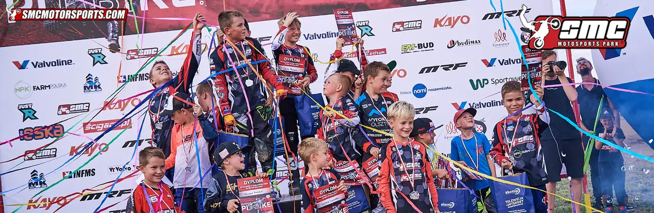 Zawodnicy na torze SMC Motorsports Park podczas finału zawodów
